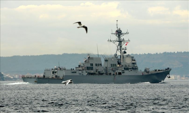 ABD'ye ait bir savaş gemisi Çanakkale Boğazı'ndan geçiyor. Fotoğraf: AA